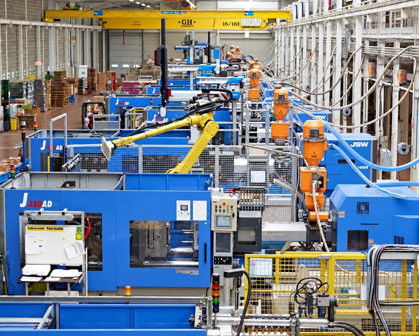 Parc de presses à injecter dans l'atelier Plazur Industries