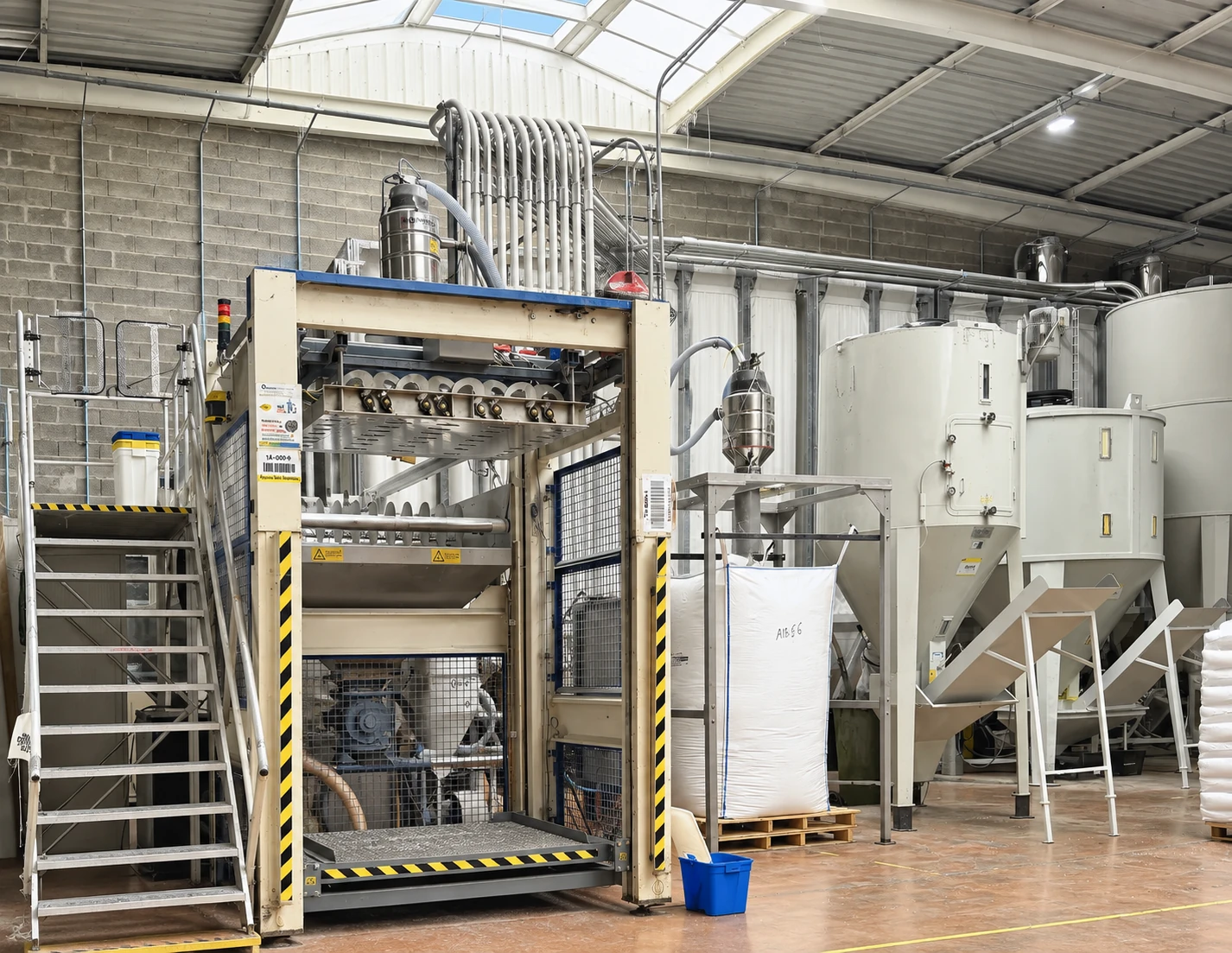 Poste de dosage matière et silos d'alimentation, atelier Plazur Industries.