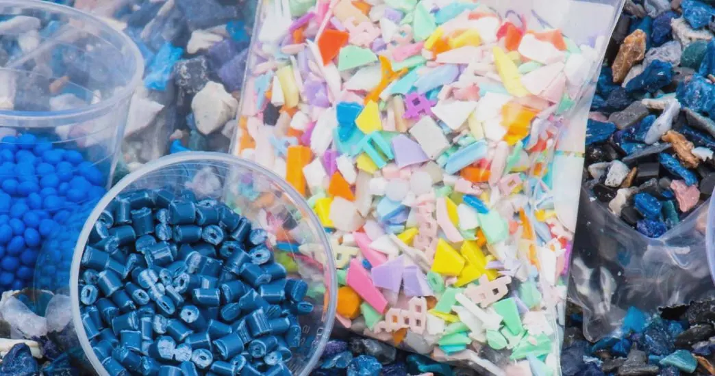 Granulés de matière plastique recyclée.
