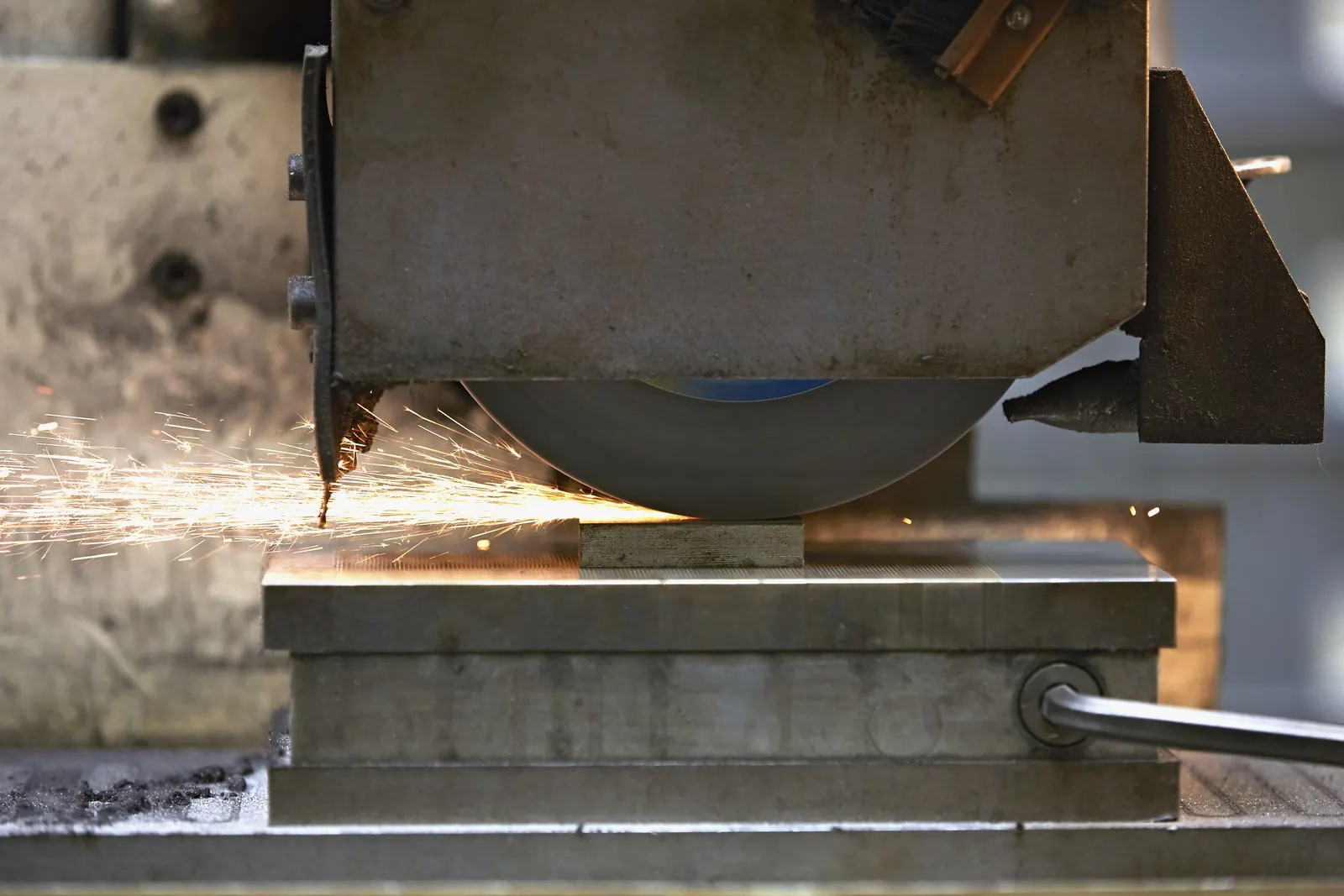Rectification d'un élément d'outillage dans l'atelier Plazur Industries.