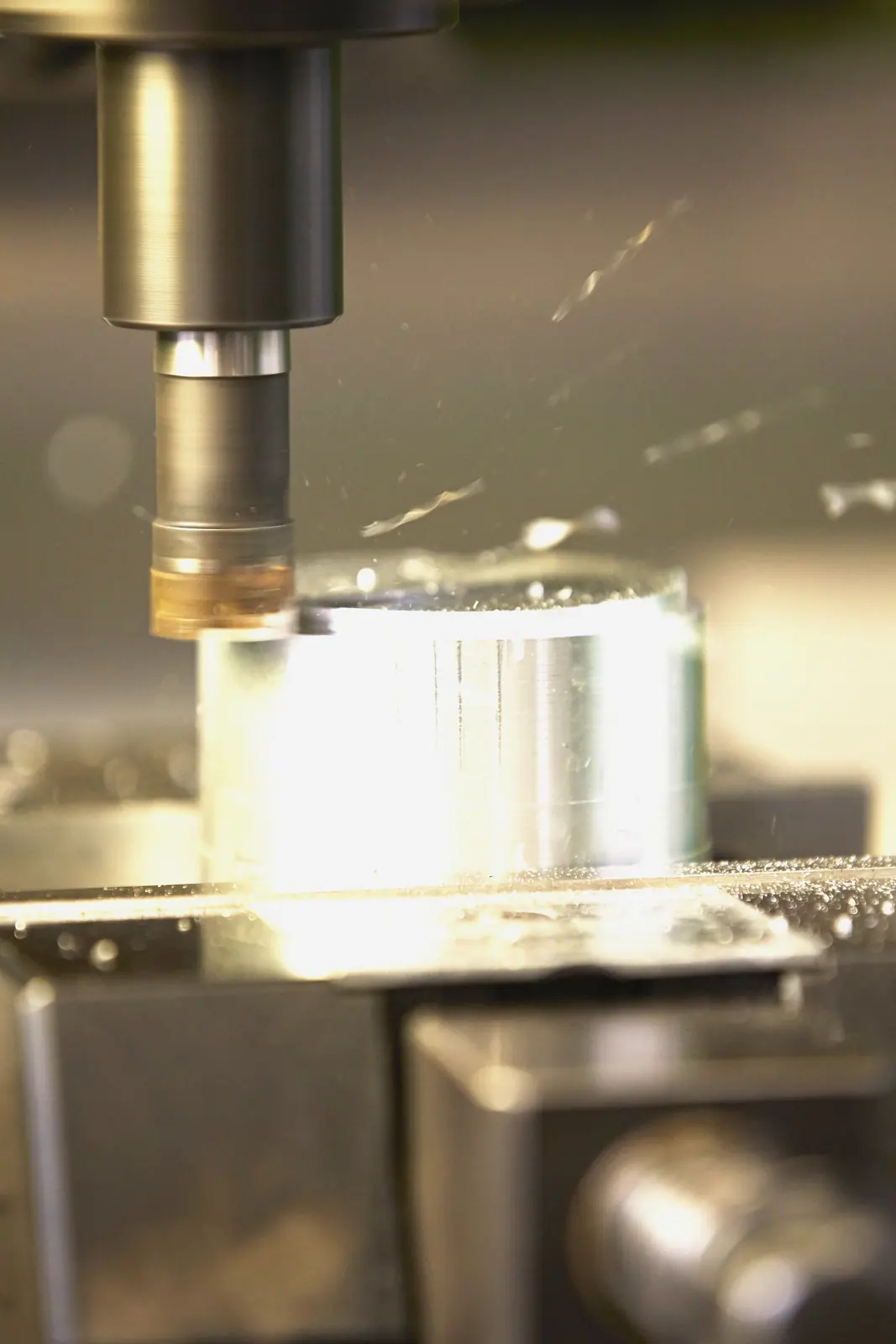 Usinage par fraisage d'un bloc métallique sur machine-outil, atelier Plazur Industries.
