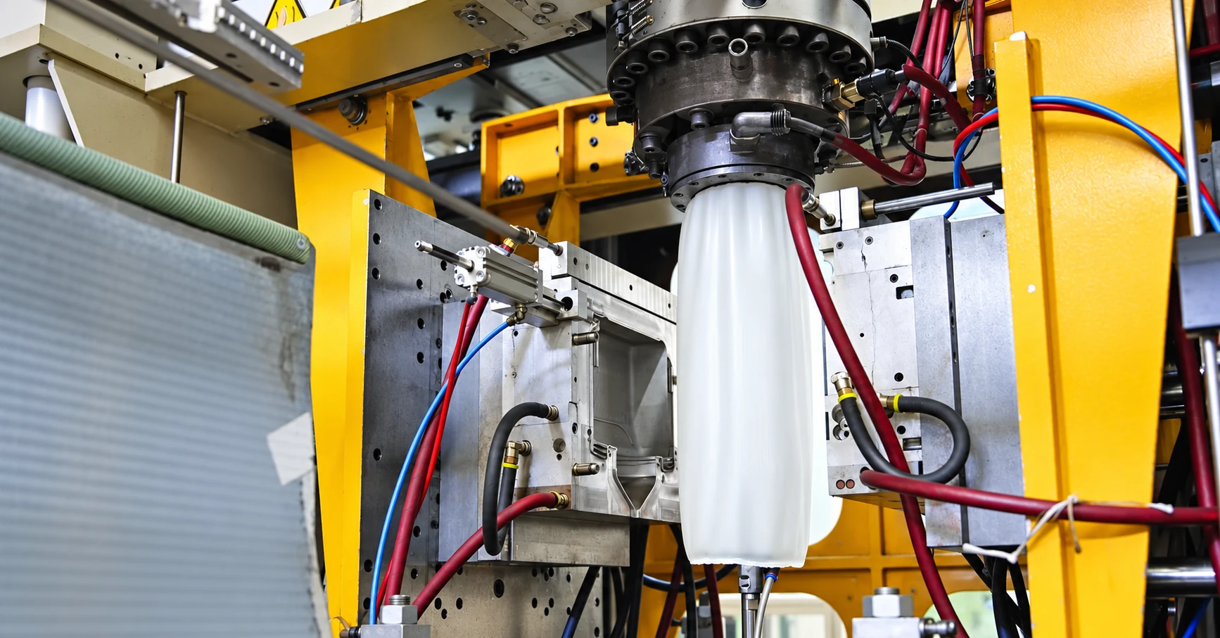 Souffleuse en production chez Plazur Industries, paraison en cours de formation